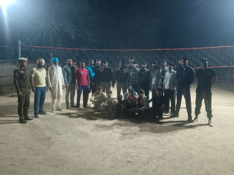 जिला पुलिस कमांडो टीम ने गांव सिंहपुरा में पहुँचकर खिलाड़ियों के साथ वालीवाल व रस्सा कस्सी का मैच खेलकर खिलाड़ियों को नशे के बारे में जागरूक किया