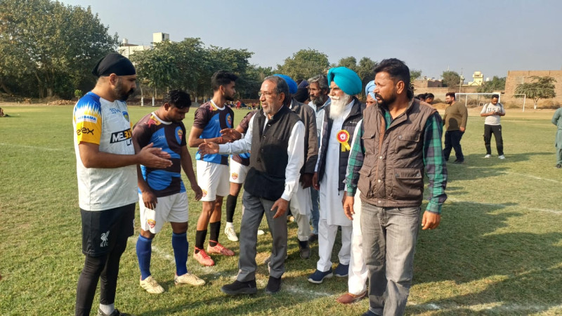 डबवाली में चल रहे फुटबॉल टूर्नामेंट में आज वरिष्ठ कांग्रेस नेता डा. केवी सिंह पहुंचे।