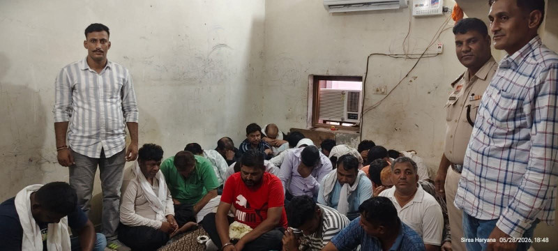चंडीगढिया मोहल्ला क्षेत्र में सिरसा पुलिस की जुआरियों पर बड़ी कार्रवाई, जुआ खेल रहे 25 लोग गिरफ्तार, 5.71 लाख रुपये बरामद