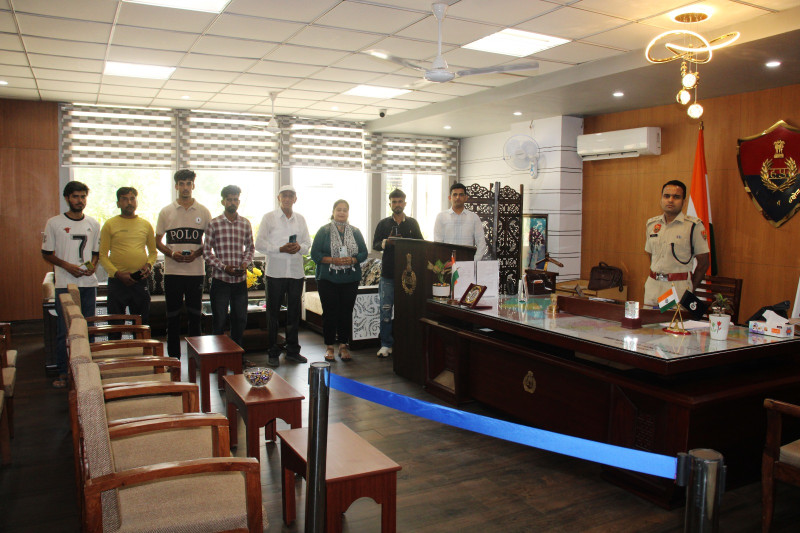 हिसार पुलिस ने लाखों रुपये कीमत के 15 गुमशुदा मोबाइल फोन असली मालिकों को लौटाए,मोबाइल वापस मिलने पर लोगों के चेहरे खिले, पुलिस अधीक्षक का जताया आभार
